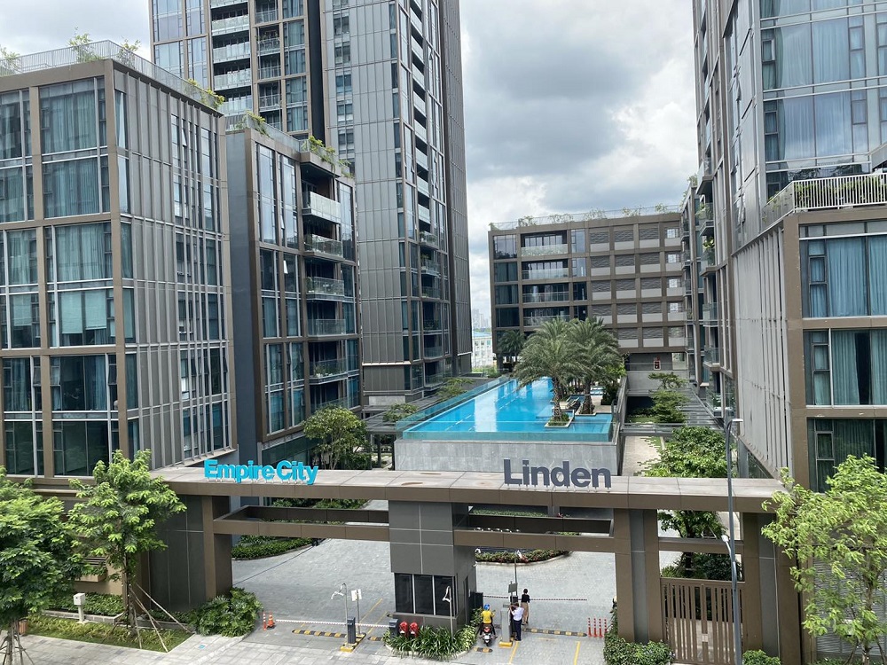 Ảnh thực tế cổng vào và hồ bơi Linden · Empire City